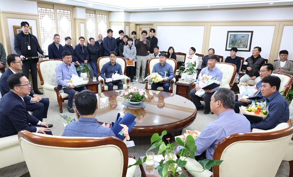 ▲ 이장우시장, 8일 2026년 1분기 시내버스 운수종사자 8명 표창을 수여하며, 현장 대응 능력과 안전 시스템의 중요성을 강조했다.ⓒ대전시