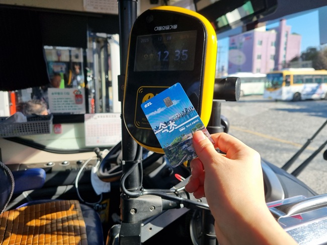 ▲ 속초 청소년 교통카드 이용 모습. ⓒ속초시