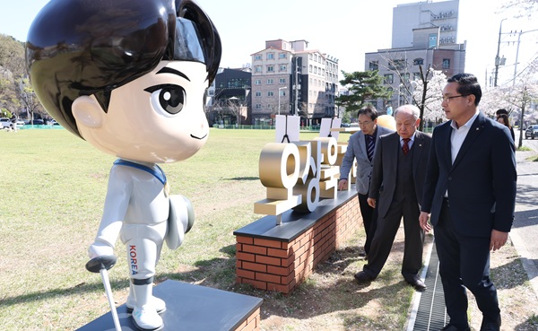 ▲ 박희조 구청장이 명예도로 ‘오상욱거리’ 기념 조형물을 살펴보고 있다.ⓒ동구