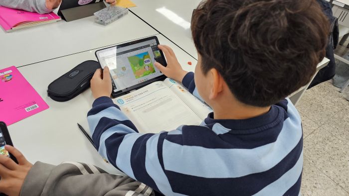 ▲ 인공지능(AI) 웹툰으로 한 학생이 그림 그리기 수업을 하고 있다.ⓒ충남교육청