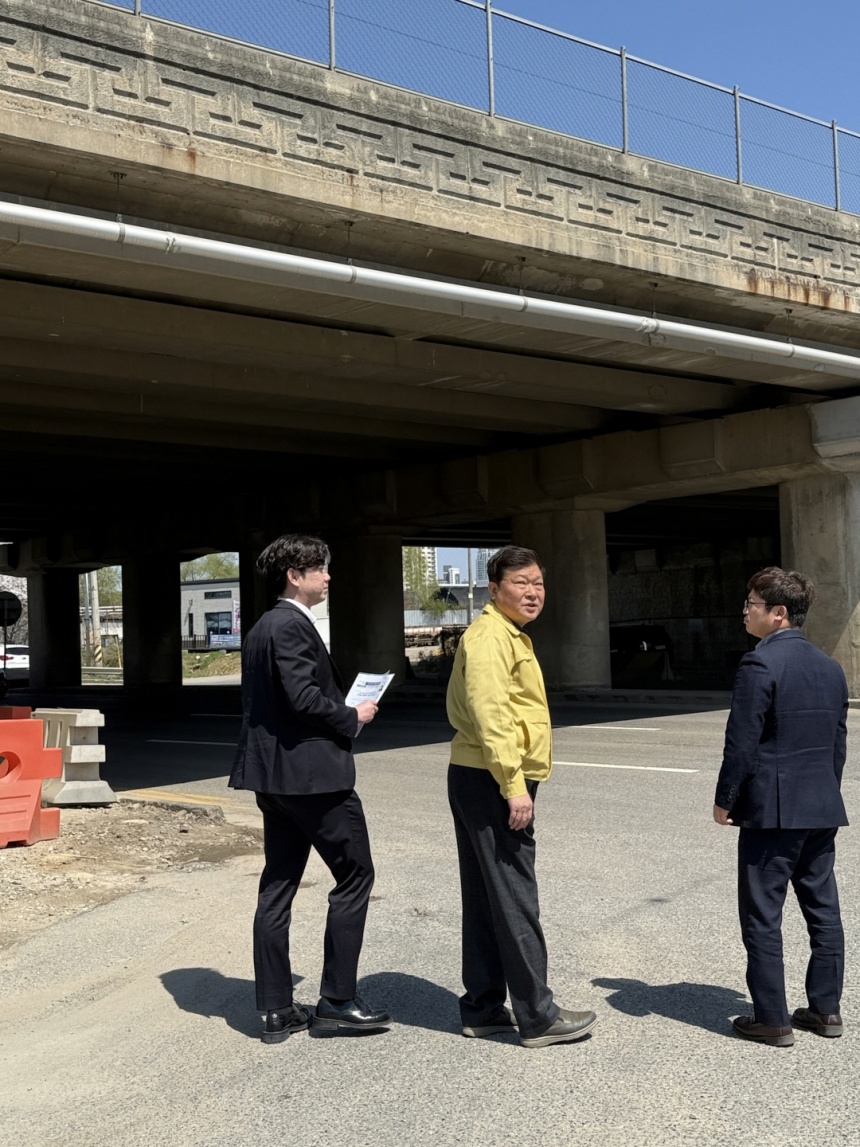 ▲ 박승삼 시흥시장 권한대행이 7일 신천동을 찾아 침수 우려 도로 안전 점검을 실시했다 ⓒ시흥시 제공