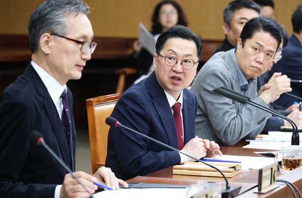 ▲ 이장우 시장, 중앙정부의 투자방향과 대선 지역공약 연계 국비사업 발굴에 충력을 다해 2027년 대전시 국비 5조 원 시대를 열어 주기를 바란다고 강조했다.ⓒ대전시