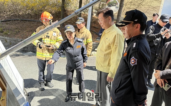 ▲ 김옥선 서부소방서장이 8일 오월드현장에 마련된 상황실에서 김재선 중구청장에게 현장 상황을 소개하고 있다. ⓒ김경태기자