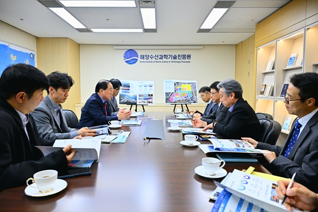 ▲ 이병선 속초시장과 관계 공무원, 이양수 국회의원실 등으로 꾸려진 방문단이 8일 해양수산과학기술진흥원 전재우 원장을 만나 본사 이전 장소로 속초시를 적극 검토해 줄 것을 건의했다. ⓒ속초시