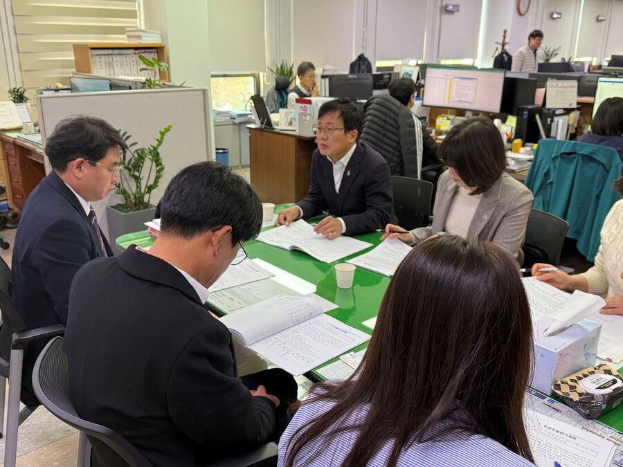 ▲ 산청군은 8일 성흥택 군수 권한대행과 관계 공무원들이 경남도를 방문해 2027년 지역균형발전특별회계(지특회계) 예산 반영을 건의했다.ⓒ산청군