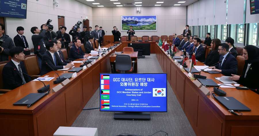 ▲ 김석기 국회 외교통일위원장이 8일 국회에서 김영배 여당 간사, 김건 야당 간사와 함께 GCC(걸프 협력회의) 소속 7개국 대사 및 요르단 대사들과 면담하고 있다. ⓒ뉴시스