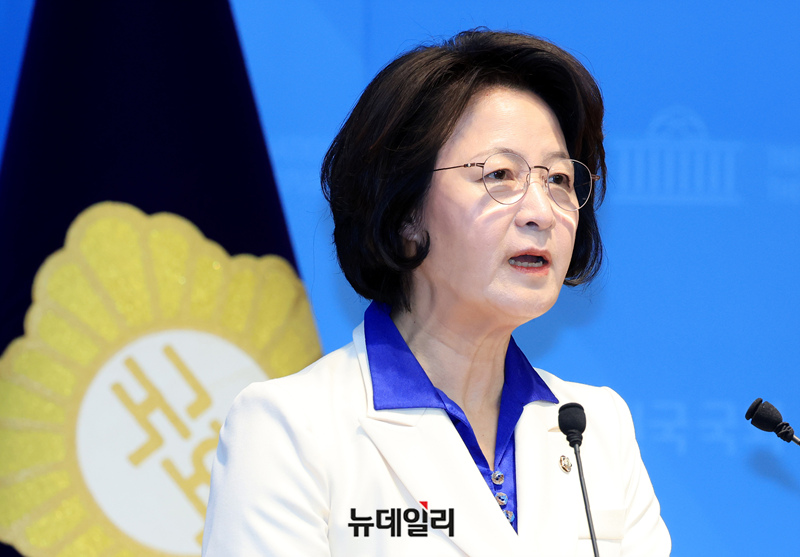 ▲ 추미애 더불어민주당 경기도지사 후보가 8일 국회 소통관에서 현안 기자회견을 하고 있다.ⓒ 이종현 기자