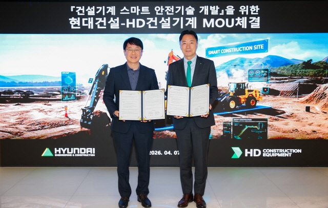 ▲ 김제영 현대건설 안전수행지원실장(왼쪽)과 최태근 HD건설기계 글로벌 통합 영업본부장이 업무협약 체결 후 기념촬영을 하고 있다. ⓒ현대건설