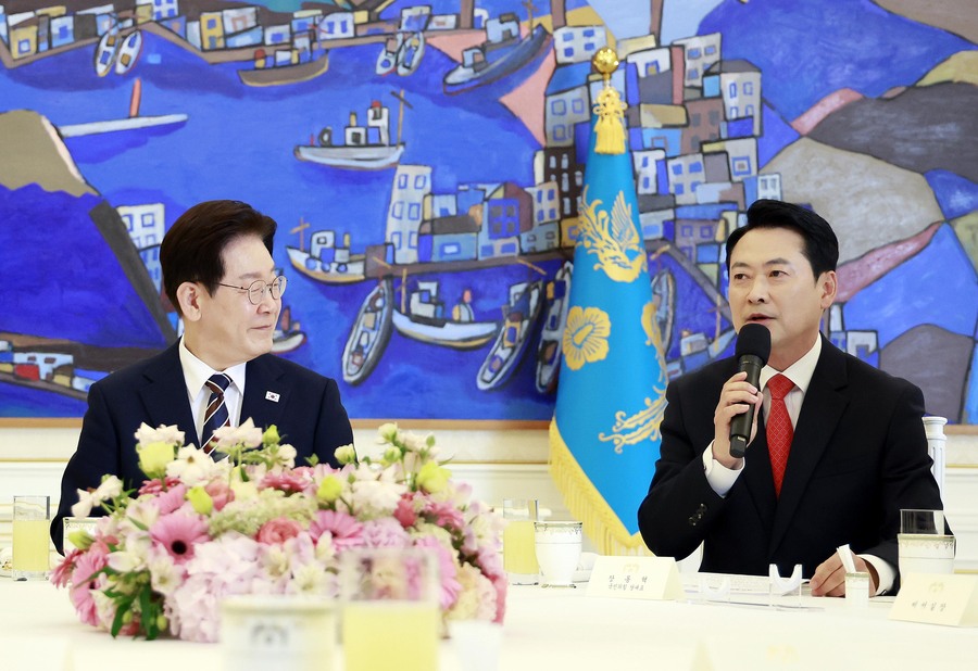 ▲ 이재명 대통령이 지난 7일 청와대에서 열린 여야정 민생경제협의체 회담 및 오찬에서 장동혁 국민의힘 대표의 발언을 듣는 모습. ⓒ뉴시스