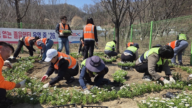 ▲ 한국도로공사 강원본부가 8일 영동선 소초(인천)졸음쉼터에서 '봄맞이 초화류 식재 및 환경정화 활동'을 펼쳤다. ⓒ한국도로공사 강원본부