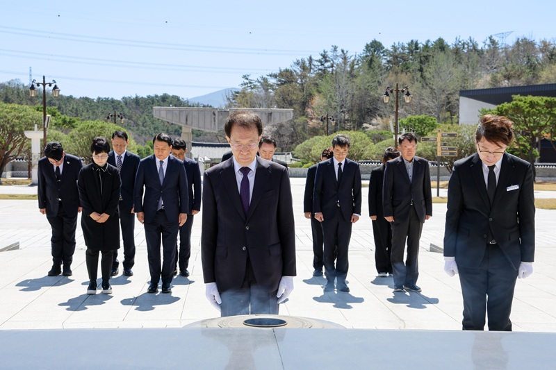 ▲ 대통령 직속 국민통합위원회 이석연 위원장이 지난 7일 5·18 민주화정신의 숭고한 뜻을 기리기 위해 '국립5·18민주묘지'를 찾아 참배하고, 광주 김대중컨벤션센터에서 '국민과 함께하는 광주 현장 경청 간담회'를 열었다. ⓒ국민통합위원회