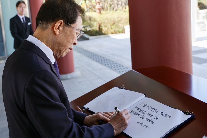 ▲ 대통령 직속 국민통합위원회 이석연 위원장이 지난 7일 5·18 민주화정신의 숭고한 뜻을 기리기 위해 '국립5·18민주묘지'를 찾아 참배하고, 광주 김대중컨벤션센터에서 '국민과 함께하는 광주 현장 경청 간담회'를 열었다. ⓒ국민통합위원회