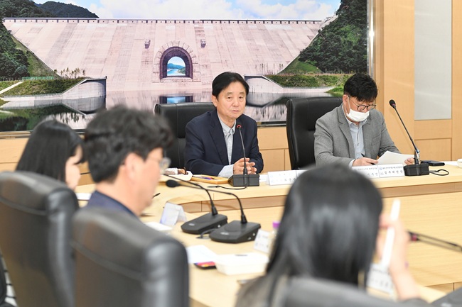 ▲ 2026 화천군 지역사회보장협의체 실무협의체 1차 정기회의가 8일 군청에서 최문순 군수를 비롯한 관계부처 공무원, 협의체 위원들이 참석한 가운데 열렸다.  ⓒ화천군