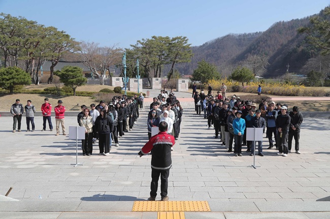 ▲ 춘천시가 8일 남면 가정리 산77-1번지 일원에서 현준태 부시장을 비롯한 시청 직원 등 200여 명이 참여한 가운데 식목행사를 열고 낙엽송 7200본을 식재했다. ⓒ춘천시