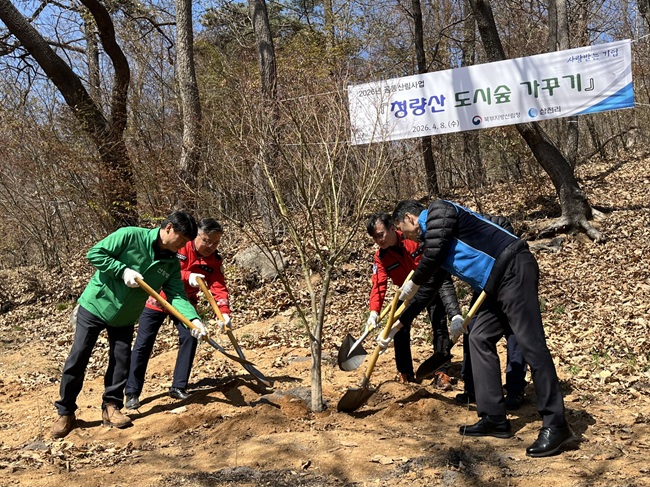 ▲ 북부지방산림청이 8일 인천광역시 연수구 일원에서 ㈜삼천리와 기업 ESG 협력의 일환으로 '청량산 도시숲 가꾸기' 행사를 실시했다. ⓒ북부지방산림청