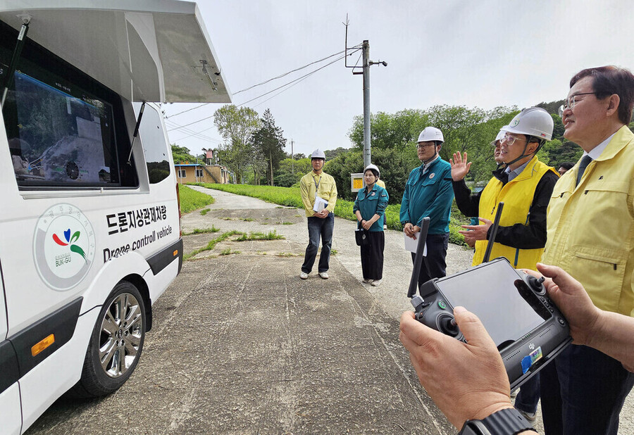 ▲ 2025년 집중안전점검 기간 드론을 활용해 점검을 하는 모습ⓒ광주광역시 북구청 제공