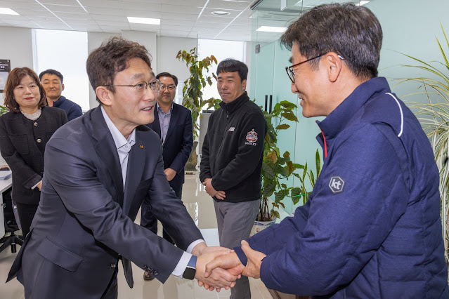 ▲ KT 박윤영 대표가 서부광역본부 토탈영업센터 사무실에서 직원들과 만나 인사를 하고 있다.ⓒKT
