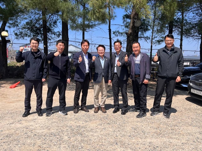 ▲ 육동한 더불어민주당 춘천시장 예비후보가 8일 한국노총영서지역본부 운영위원회 대표자들과 만나 노동 현장과 민생경제 전반에 대한 의견을 듣고 협력을 다짐했다. ⓒ육동한 춘천시장 예비후보자 선거단