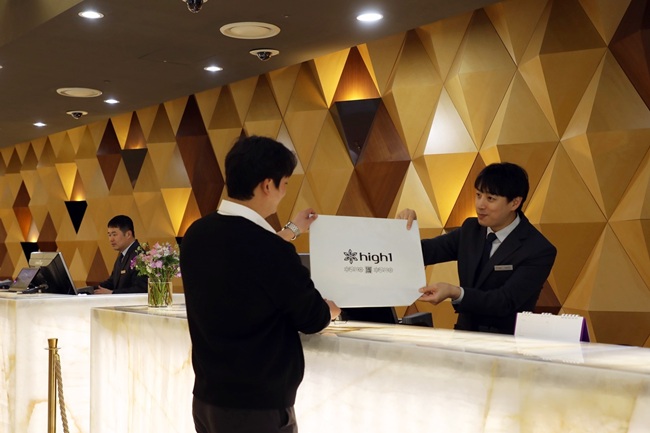 ▲ 강원랜드가 대중교통 이용 고객에게는 식사 20% 할인 혜택과 함께 그랜드호텔에서 숙박할 경우 리유저블 백을 현장에서 제공한다. ⓒ강원랜드