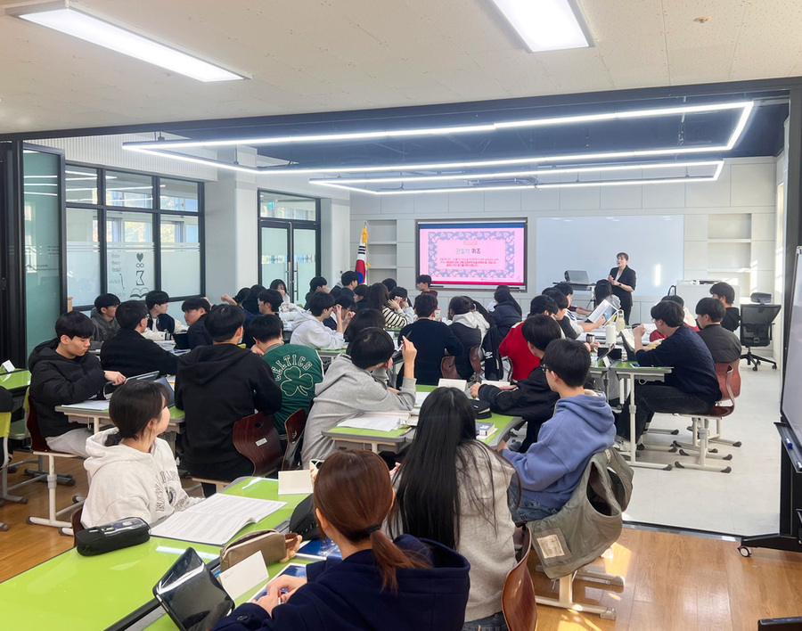 ▲ 보성군, 2026년도 명문대·우수학과 합격생 72명 ‘명문고 육성 지원’ 가시화_보성고 학생들이 명문고 육성 지원사업의 심화수업을 듣고 있다.ⓒ보성군 제공