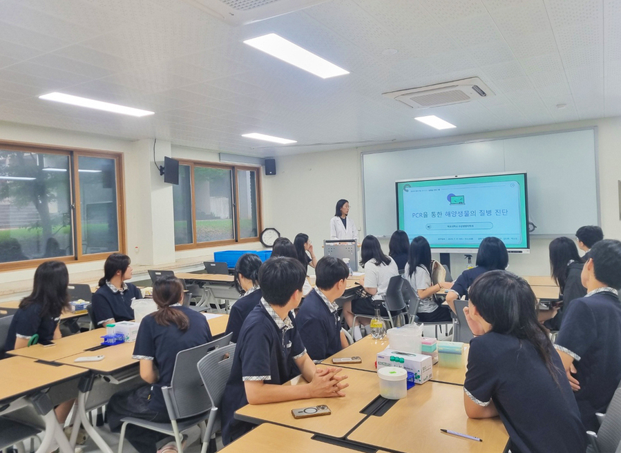 ▲ 보성군, 2026년도 명문대·우수학과 합격생 72명 ‘명문고 육성 지원’ 가시화_벌교고 학생들이 명문고 육성 지원사업의 심화수업을 듣고 있다.ⓒ보성군 제공