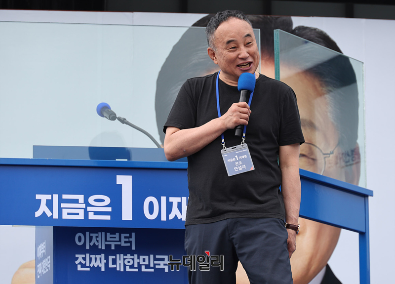 ▲ 지난해 5월 24일 오후 개그맨 서승만이 경기 안양시 평촌중앙공원에서 열린 이재명 더불어민주당 대선 후보 유세 현장에서 율동을 하고 있다. ⓒ경기 안양=정상윤 기자