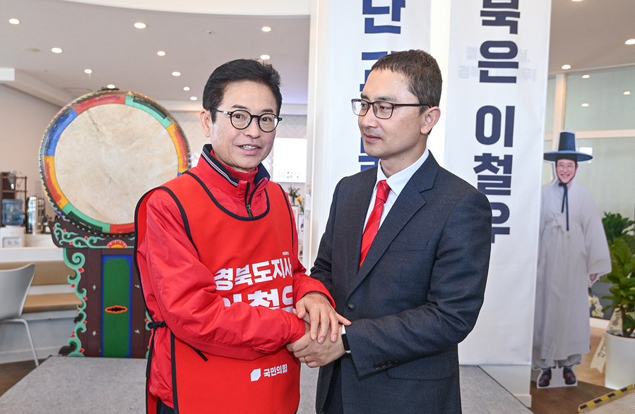 ▲ 항시장 선거에 나섰던 김병욱 전 국회의원(오른쪽)이 이철우 경북도지사 예비후보 지지를 선언했다.ⓒ이철우 예비후보실