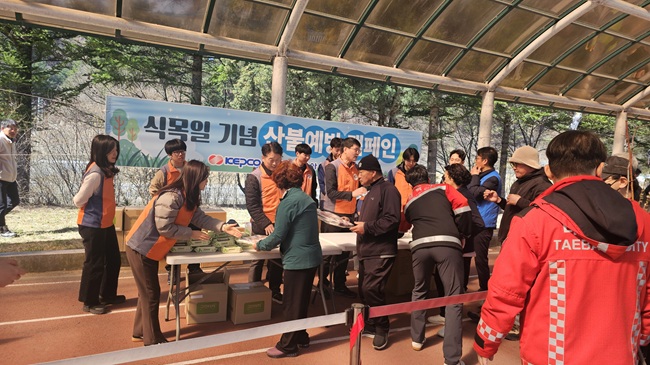 ▲ 태백시 농업기술센터와 한국전력공사 태백지사, 태백전력지사가 8일 태백 종합경기장에서 제81회 식목일을 기념하는 '유관기관 합동 나무 나누어주기' 행사를 개최했다. ⓒ한전 태백지사