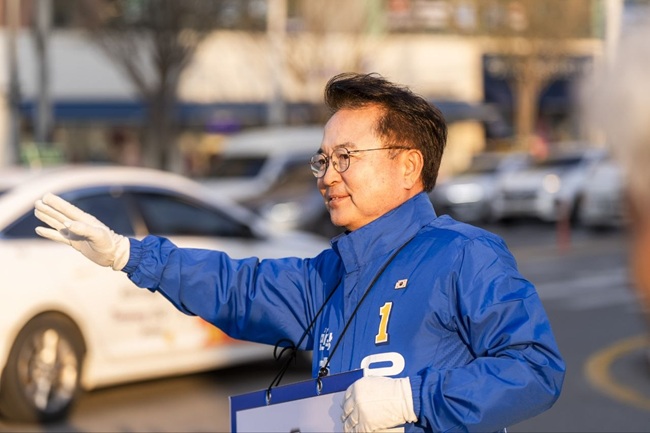 ▲ 육동한 더불어 민주당 춘천시장 예비후보가 8일 저녁 춘천 로데오 사거리에서 시민들에게 인사를 하고 있다. 사흘동안의 춘천시장 민주당 예비후보 경선이 오늘로 마무리됐다. ⓒ육동한 춘천시장 예비후보 선거단