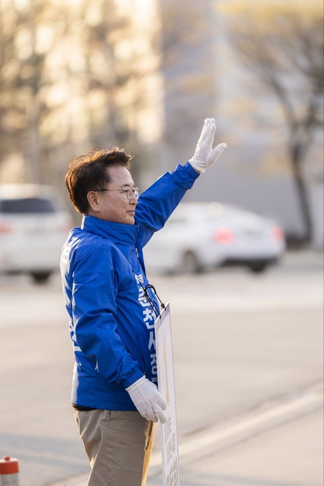 ▲ 육동한 더불어 민주당 춘천시장 예비후보가 8일 저녁 춘천 로데오 사거리에서 시민들에게 인사를 하고 있다. 사흘동안의 춘천시장 민주당 예비후보 경선이 오늘로 마무리됐다. ⓒ육동한 춘천시장 예비후보 선거단