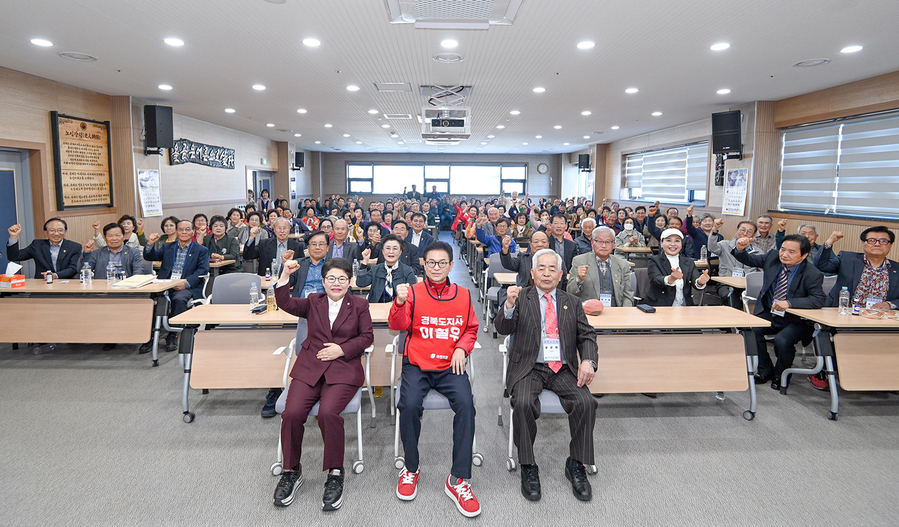 ▲ 이철우 예비후보는 대한노인회 상주시지회 방문해 어르신들의 식사를 책임지는 ‘건강급식프로젝트’를 반영해 어르신들의 건강을 확실히 챙기겠다”고 약속했다.ⓒ이철우 예비후보측