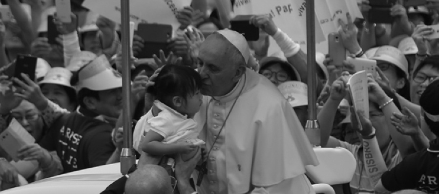 ▲ 2014년 프란치스코 교황 서울 방문 당시 예정에 없던 강복 장면이 양종훈 교수의 카메라에 잡혔다.ⓒ상명대