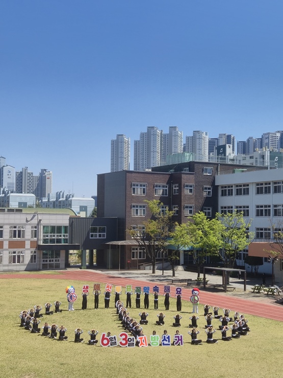 ▲ 대구시선관위는 8일 경덕여자고등학교 운동장에서 학생들과 함께하는 ‘생애 첫 투표’ 약속 캠페인을 실시했다.ⓒ대구시선거관리위원회