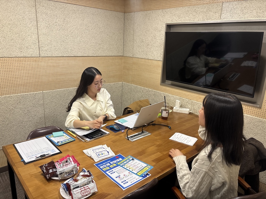 ▲ 대구대는 지난 7일부터 오는 6월 9일까지 대구 중구 반월당 인근 등 중심상권 일대에서 ‘찾아가는 졸업생 맞춤 취업컨설팅’을 운영한다.ⓒ대구대