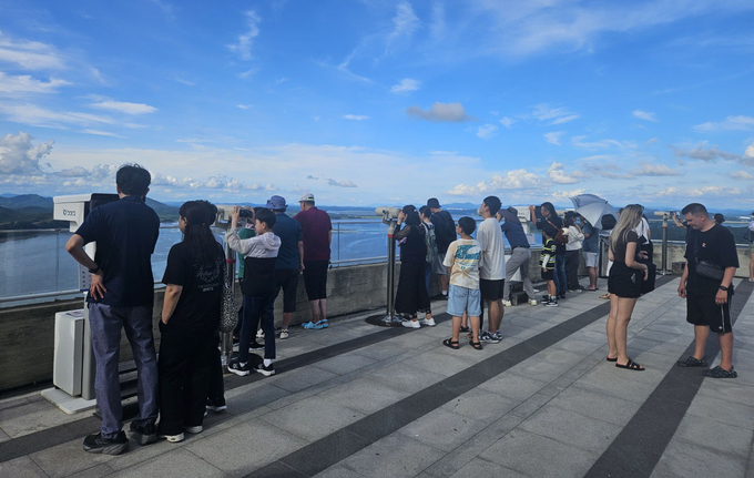 ▲ 김포 애기봉평화생태공원을 찾은 외국인들이 전망대에서 북한을 바라보고 있다. ⓒ김포시 제공