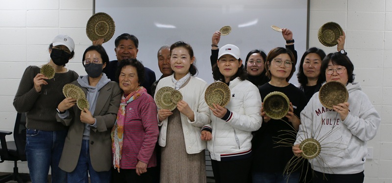 ▲ 문화예술교육사업을 통해 만든 제품을 교육생들이 선보이고 있다.ⓒ홍성군