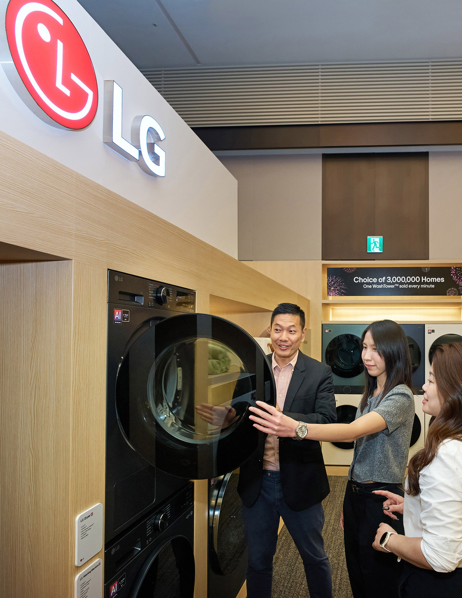 ▲ LG전자가 7일부터 나흘간 부산에서 아시아·태평양 지역 20여 개국 주요 유통 거래선과 언론을 초청해 신제품과 사업 전략을 소개하는 ‘LG 이노페스트 2026 아시아태평양(LG InnoFest 2026 APAC)’을 개최하고 있다. 아시아·태평양 가전 유통 거래선 고객이 LG전자의 혁신적인 가전 신제품을 살펴보고 있다.ⓒLG전자