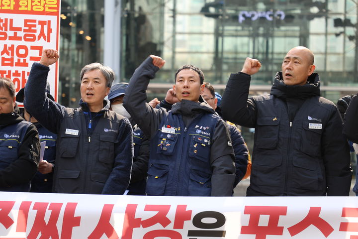 ▲ 노동조합법 개정안 시행 첫날인 지난 3월 10일 전국금속노동조합과 포스코 하청 노조들이 포스코에게 교섭을 요구했다.ⓒ뉴시스