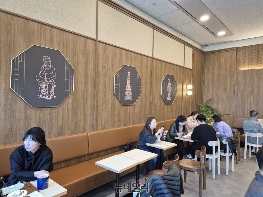 ▲ 내부에 국립중앙박물관을 표현한 인테리어가 있었지만 과하지 않아 쉴 수 있는 분위기를 연출했다.ⓒ조현우 기자