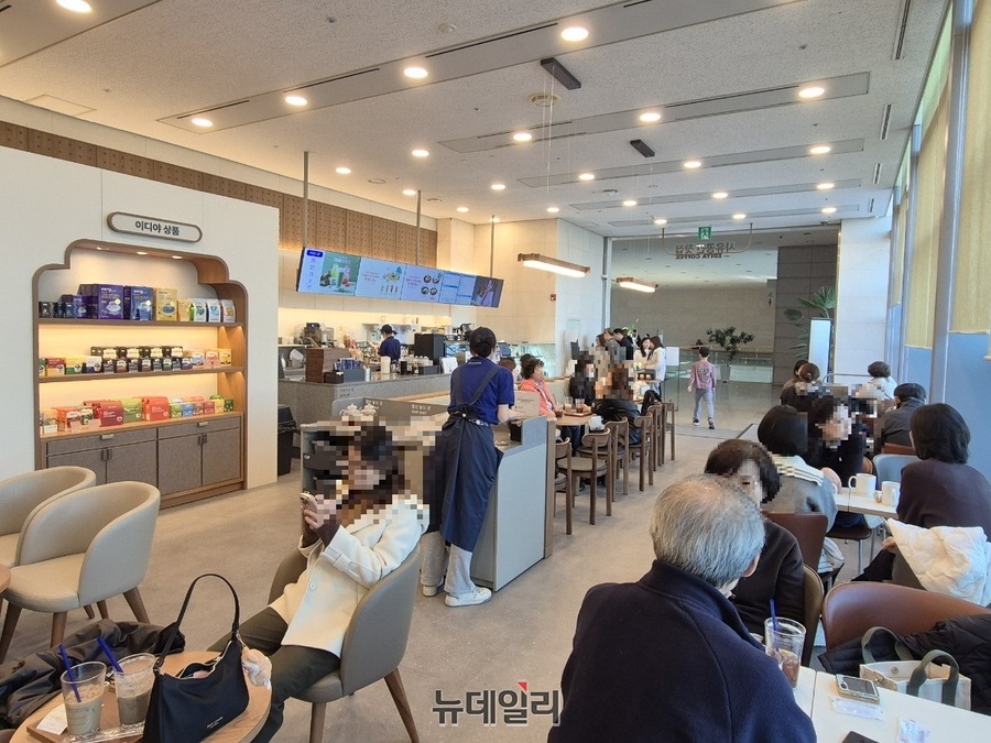 ▲ 사유공간 찻집 안쪽에서 바라본 전경. 자연광을 온전히 받을 수 있도록 한쪽 면을 창으로 꾸몄고, 테라스로 연결돼 밖에서 다과를 즐길 수도 있다.ⓒ조현우 기자