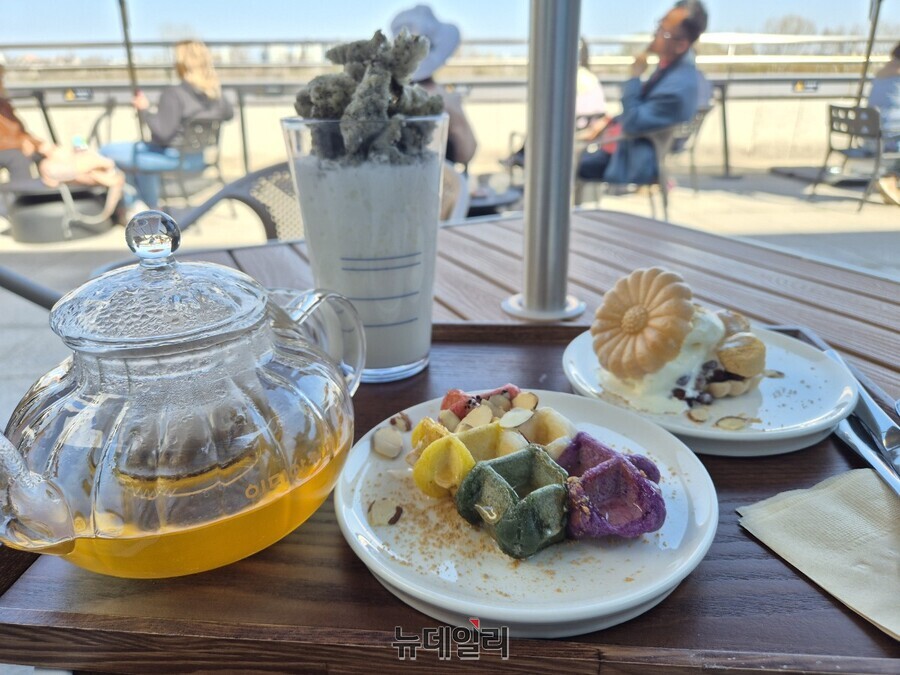 ▲ (가운데 위쪽부터 시계방향으로) 바닷길 김부각 밀크쉐이크, 사유의 릴렉싱티, 오색꿀떡, 아이스크림 팥 모나카ⓒ조현우 기자