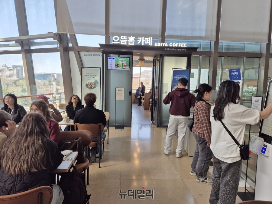 ▲ 2층에 위치한 으뜸홀카페는 3층과는 달리 좌석밀도가 높았다.ⓒ조현우 기자