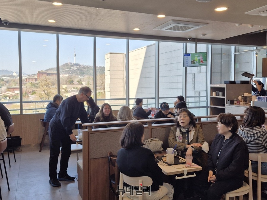 ▲ 으뜸홀카페 내부 전경. 2층 특성상 외국인 방문객들이 눈에 띄었다.ⓒ조현우 기자