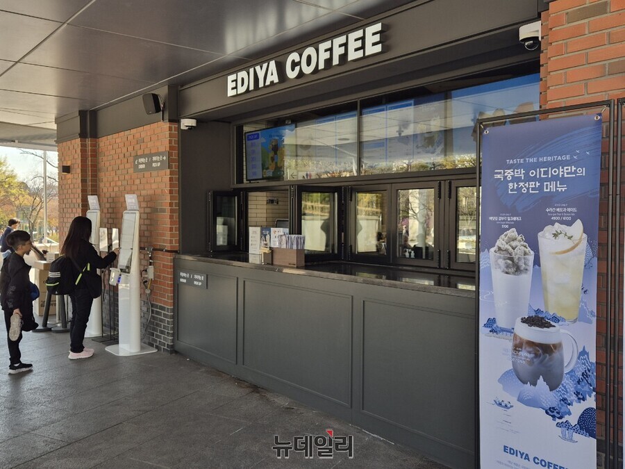 ▲ 외부 매장의 경우 BAR 형태로, 테이크 아웃 위주로 운영된다. 잠깐의 휴식을 즐기려는 고객들을 위한 약간의 테이블도 비치돼있다.ⓒ조현우 기자