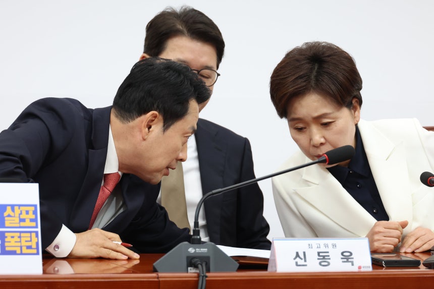 ▲ 국민의힘 장동혁 대표와 양향자 최고위원이 9일 서울 여의도 국회에서 열린 최고위원회의에서 대화하고 있다. ⓒ뉴시스