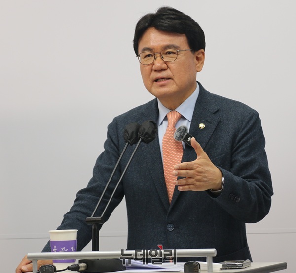 ▲ 황운하 국회의원이 9일 오전 세종시청 정음실에서 기자회견을 열고 행정수도 특별법과 개헌 추진상황에 대해 설명하고 있다.ⓒ이길표 기자