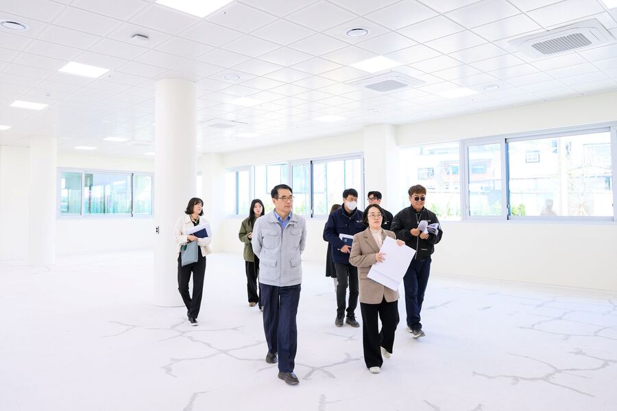 ▲ 장충남 남해군수는 8일 준공된 다가치키움센터를 방문해 시설 전반의 안전성과 공간 조성 상태를 점검하고, 향후 운영 준비 상황을 확인했다.ⓒ남해군