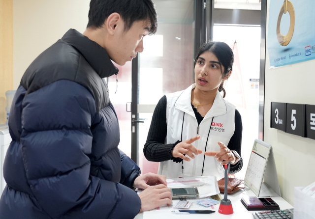 ▲ BNK부산은행에 배치된 외국인 서포터즈가 외국인 고객에게 은행 업무를 설명하고 있다.  ⓒ BNK부산은행