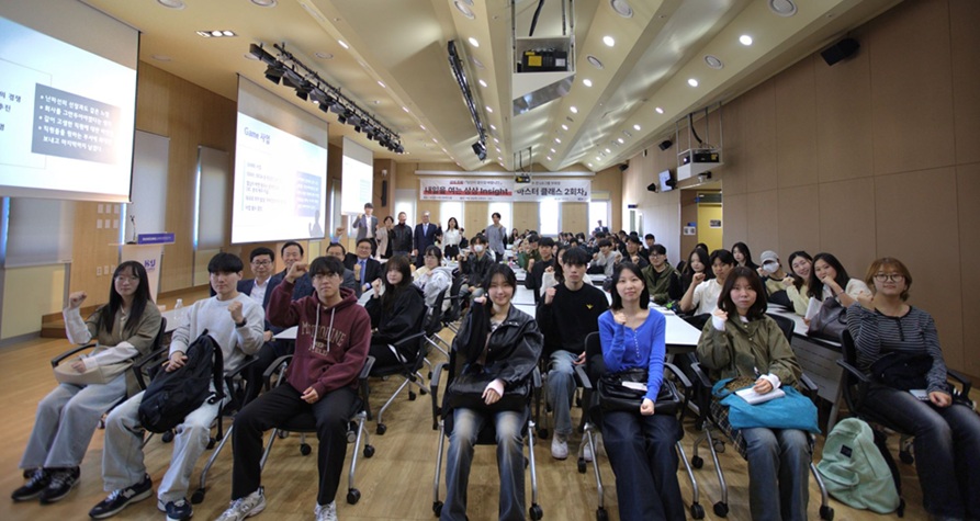 ▲ '내일을 여는 상상 인사이트 마스터 클래스' 강연 후 참석자들이 기념촬영을 하고 있다.ⓒ한성대