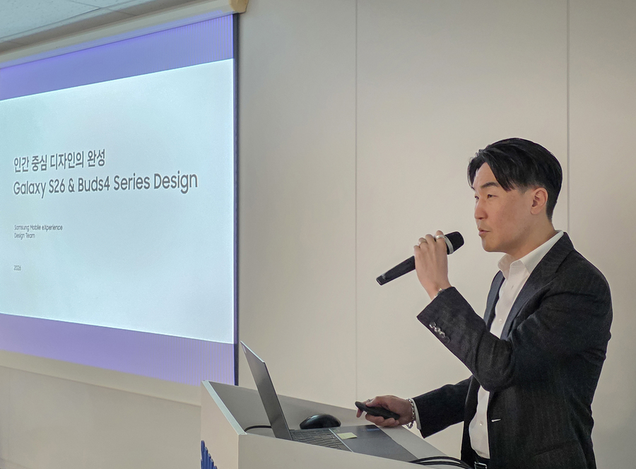 ▲ 삼성전자 MX사업부 디자인팀장 이일환 부사장이 갤럭시의 새로운 디자인 방향으로 '모던한 조형에 감성을 담은 디자인'을 소개하고 있다ⓒ삼성전자